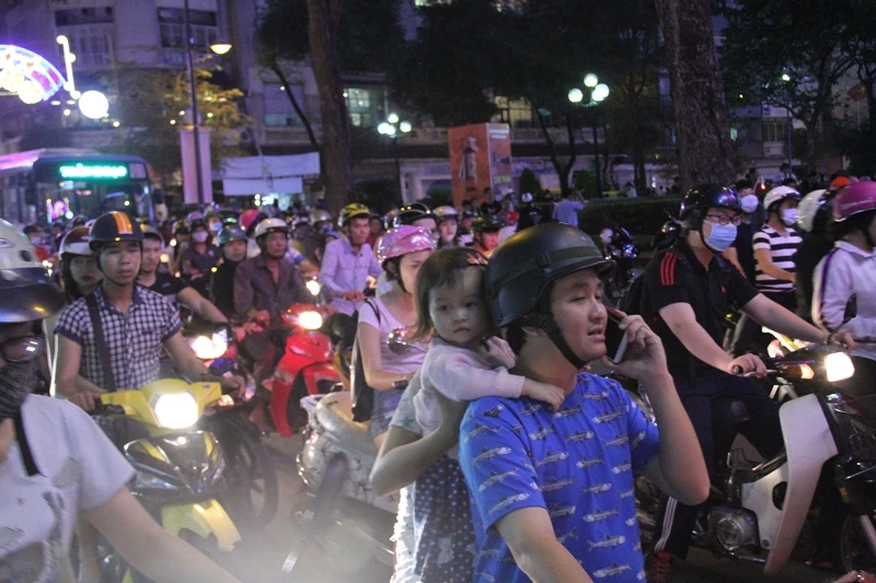 Người dân TP.HCM xuống đường tận hưởng thời khắc giao thừa ảnh 13